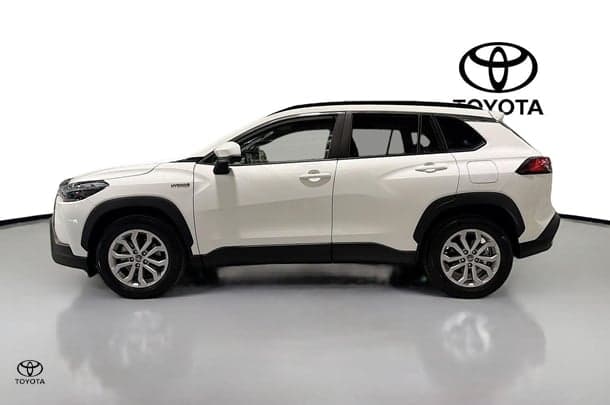 2022 Toyota Corolla Cross GXL in White