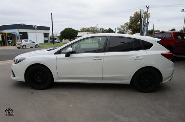 2021 Subaru Impreza 2.0i Premium in White