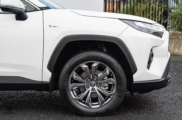 2024 Toyota RAV4 GXL in White