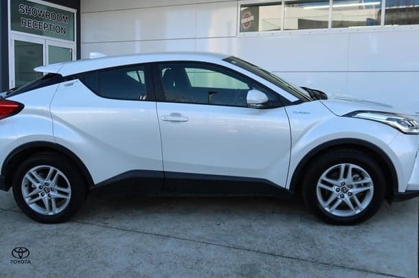 2023 Toyota C-HR GXL in White