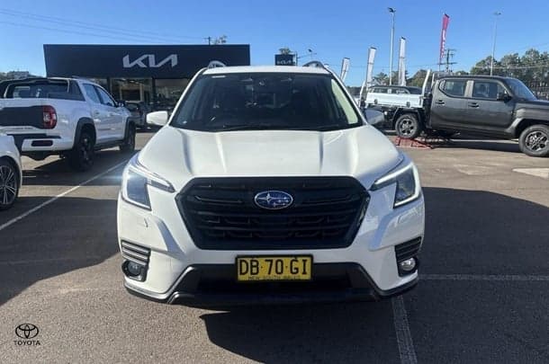2021 Subaru Forester 2.5i in White