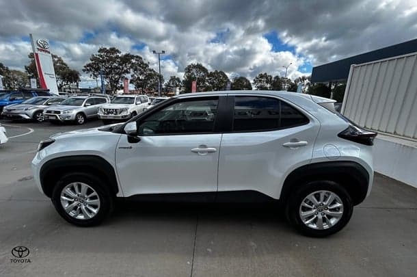 2022 Toyota Yaris Cross GXL in White
