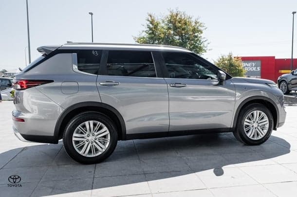 2022 Mitsubishi Outlander LS in Silver