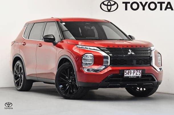 2024 Mitsubishi Outlander Black Edition in Red