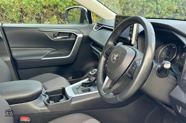 2021 Toyota RAV4 GXL in White