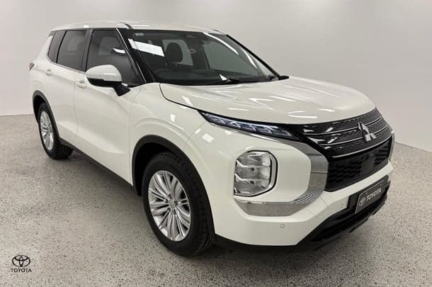 2021 Mitsubishi Outlander ES in White