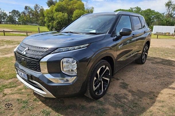 2025 Mitsubishi Outlander PHEV Aspire in Black