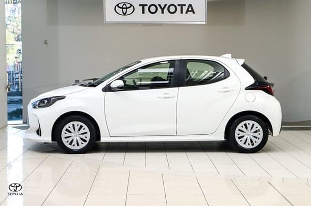 2022 Toyota Yaris Ascent Sport in White