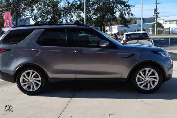 2023 Land Rover Discovery D300 SE in Grey