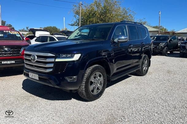 2022 Toyota Landcruiser Sahara in Blue
