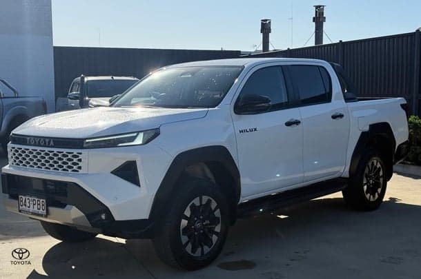 2025 Toyota Hilux SR5 48V in White