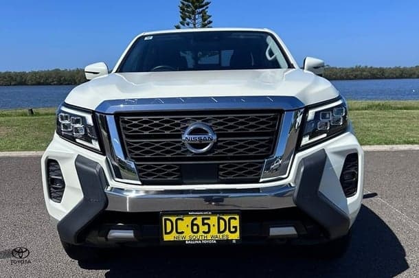 2021 Nissan Navara ST in White