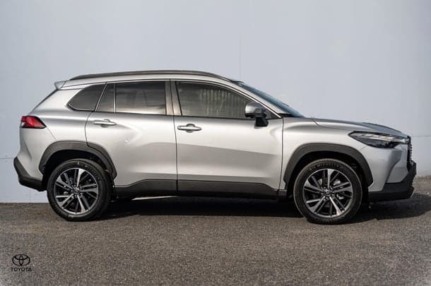 2023 Toyota Corolla Cross Atmos in Silver