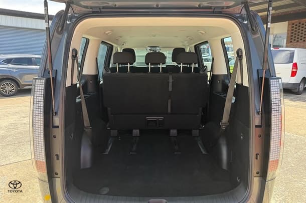 2022 Hyundai STARIA Base in Olivine Gray