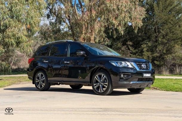 2017 Nissan Pathfinder Ti in Black