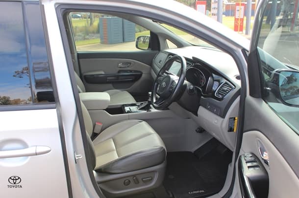 2017 Kia Carnival Si in Silver