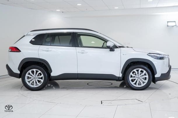 2025 Toyota Corolla Cross GXL in White