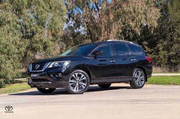2017 Nissan Pathfinder Ti in Black