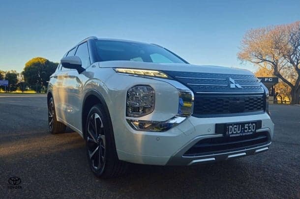 2025 Mitsubishi Outlander PHEV Exceed in White