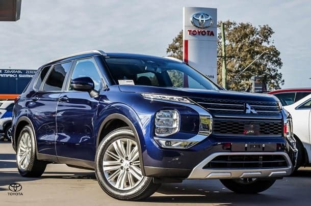 2024 Mitsubishi Outlander LS in Blue