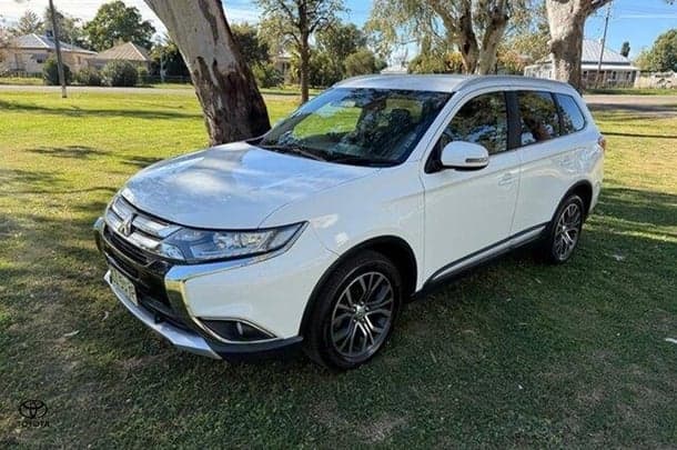 2016 Mitsubishi Outlander XLS in White
