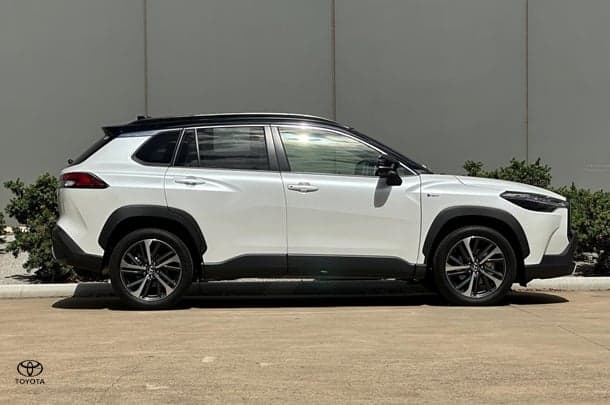 2024 Toyota Corolla Cross Atmos in White