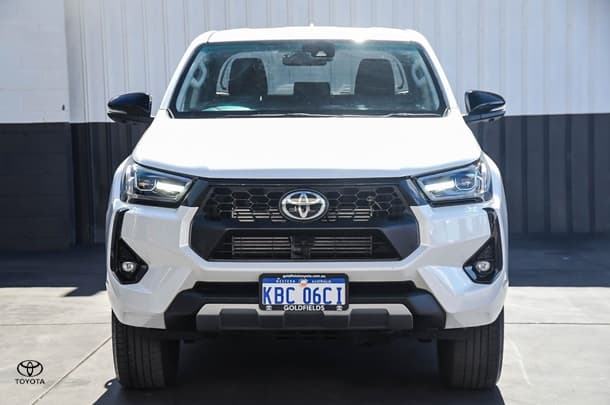 2025 Toyota Hilux SR5 48V in White