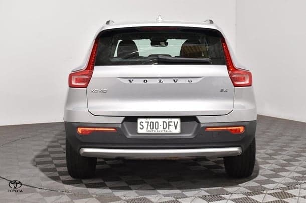 2023 Volvo XC40 Ultimate B4 Bright in Silver Dawn