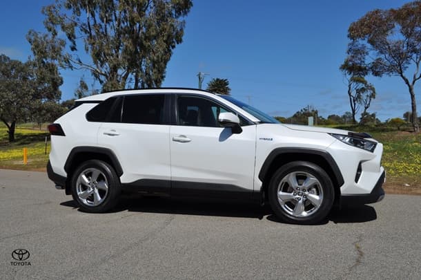 2019 Toyota RAV4 GXL in White