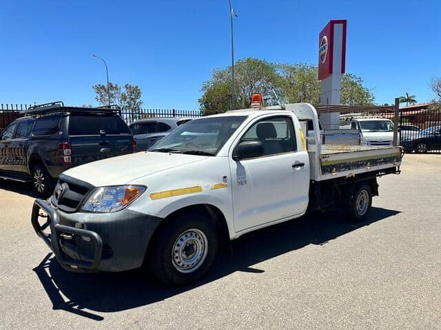 2005 Toyota Hilux Workmate in White