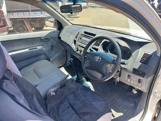 2005 Toyota Hilux Workmate in White