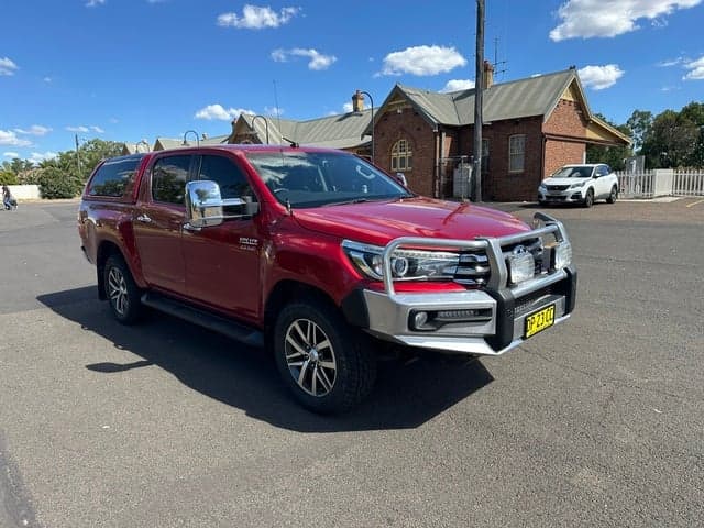 2015 Toyota Hilux SR5 in Red