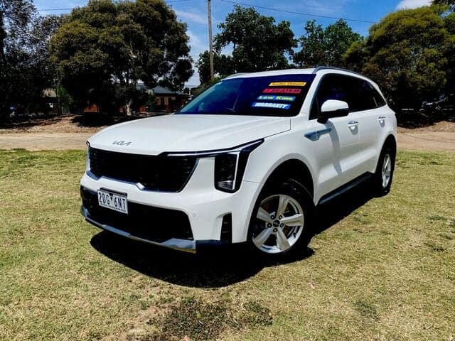 2023 Kia Sorento S in White