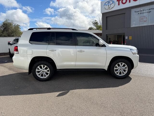 2018 Toyota Landcruiser VX in White