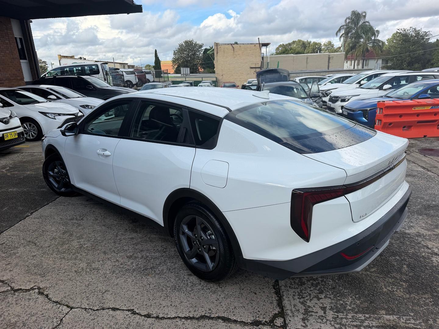2025 Kia K4 S in Clear White (Ud)