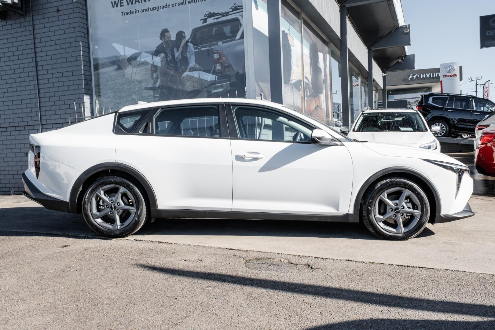 2025 Kia K4 S in Clear White (Ud)