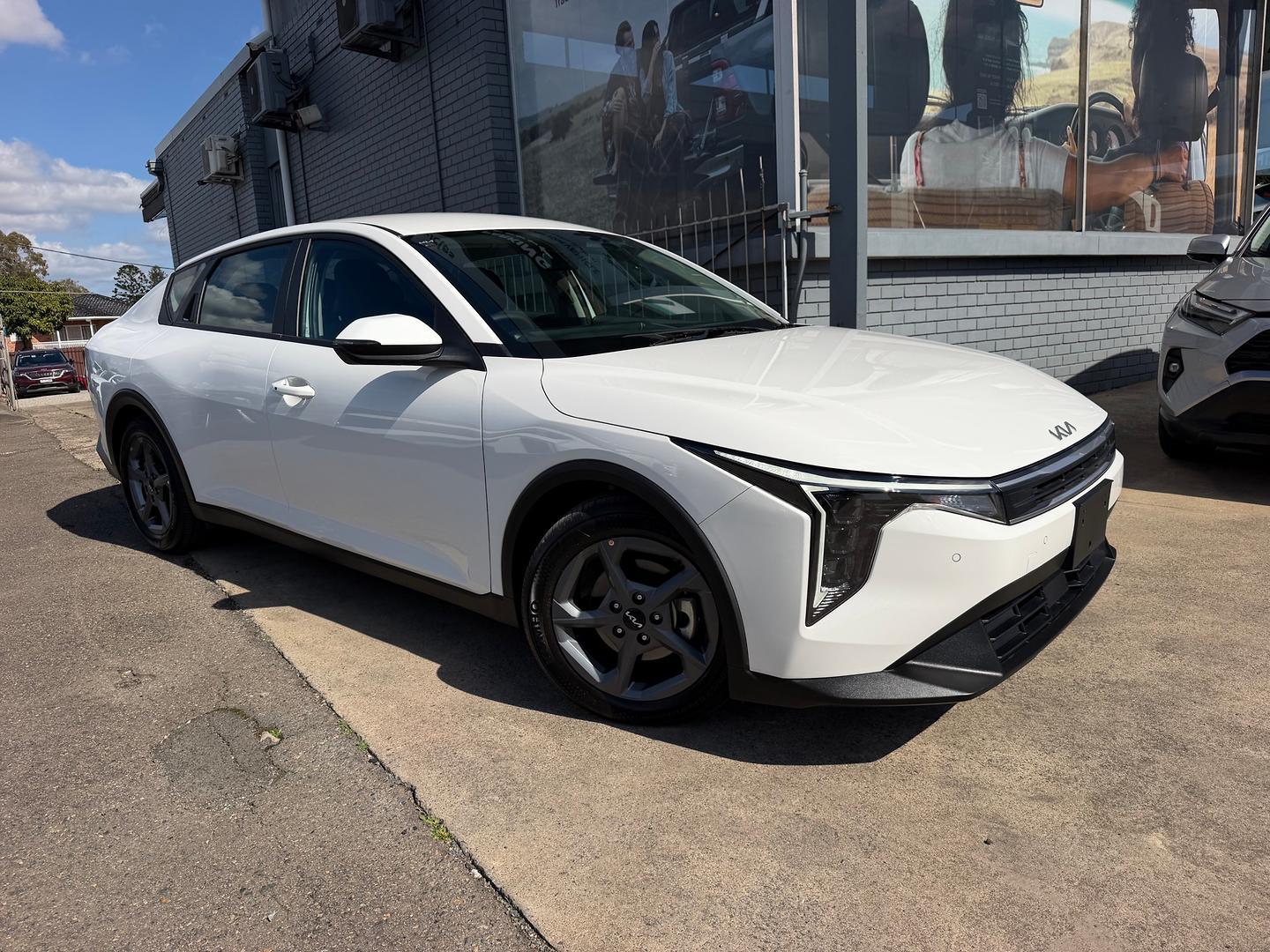 2025 Kia K4 S in Clear White (Ud)