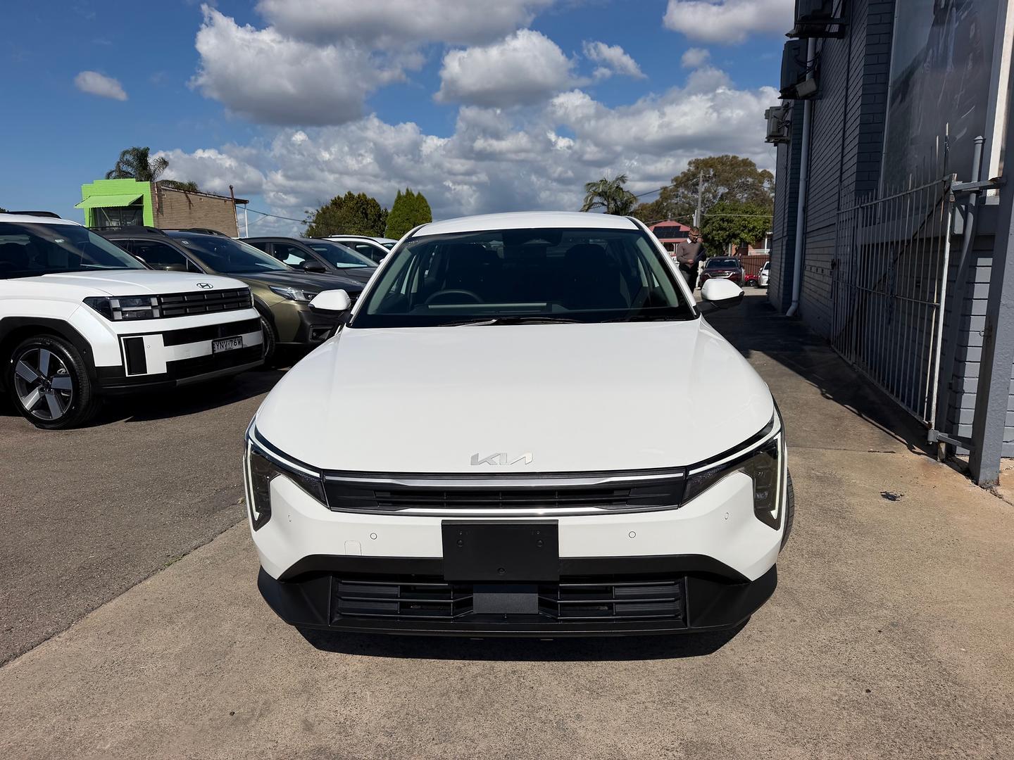 2025 Kia K4 S in Clear White (Ud)