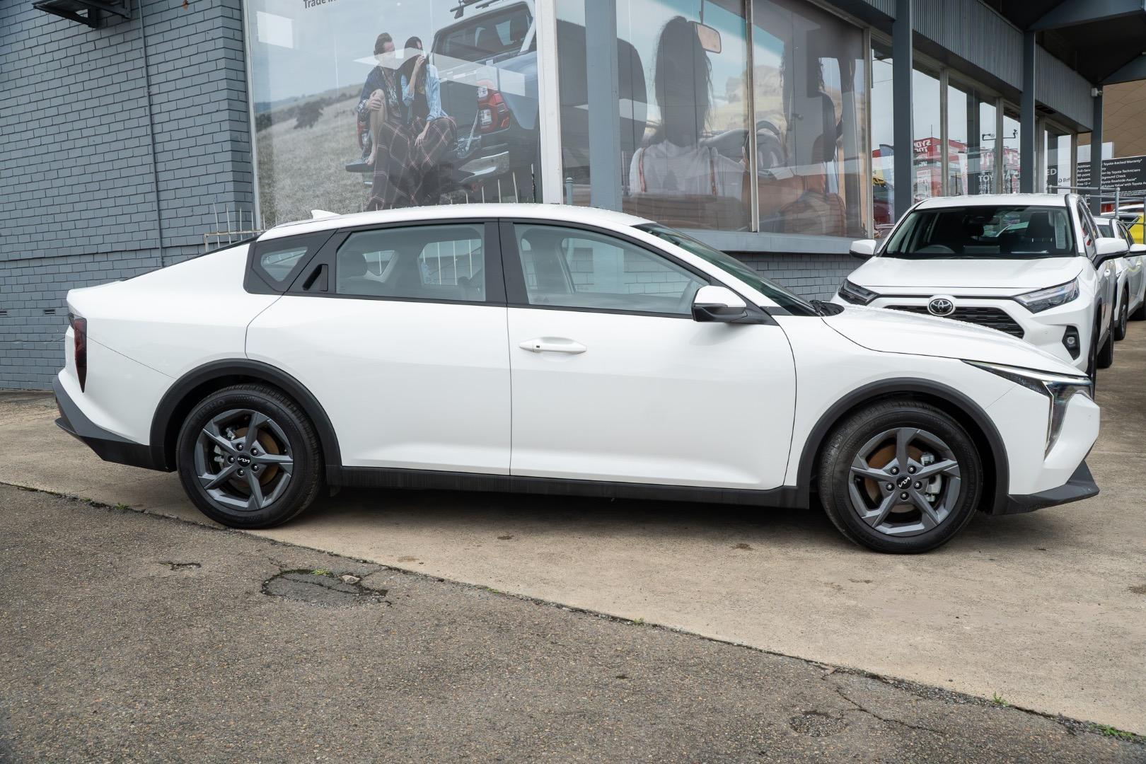 2025 Kia K4 S in Clear White (Ud)