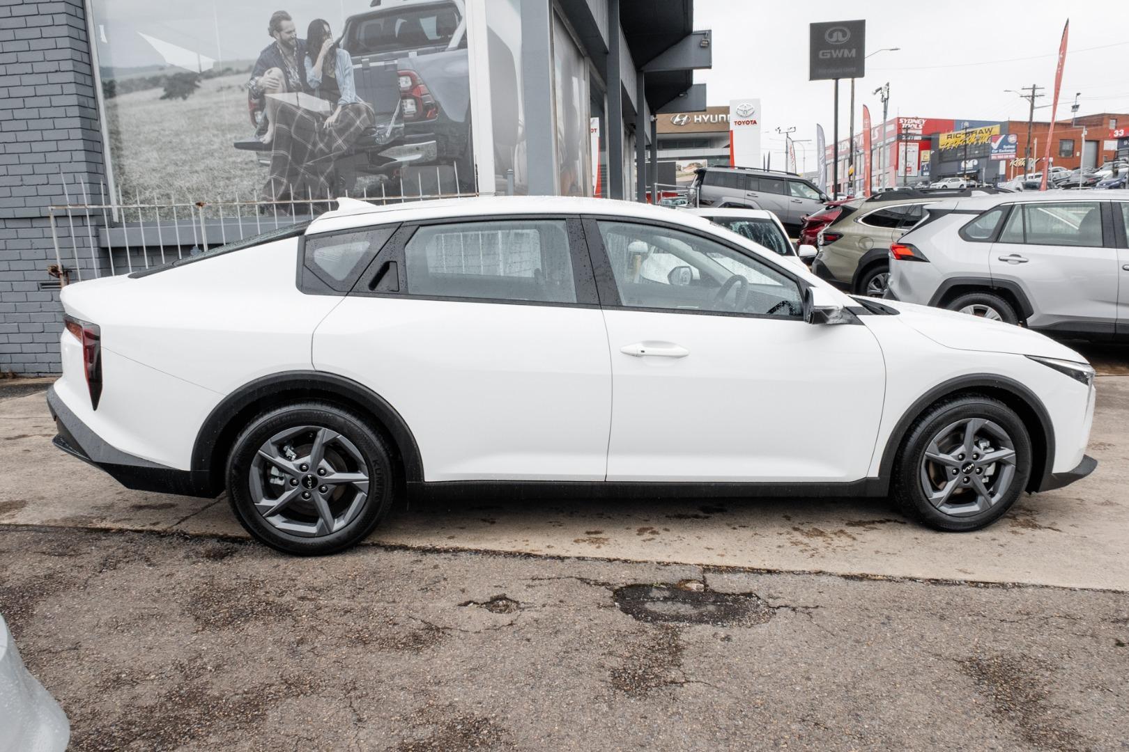 2025 Kia K4 S in Clear White (Ud)