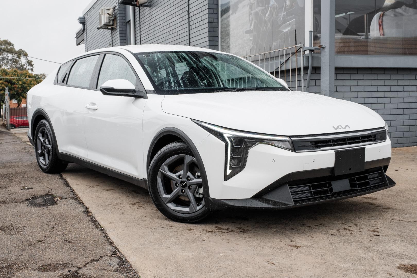 2025 Kia K4 S in Clear White (Ud)