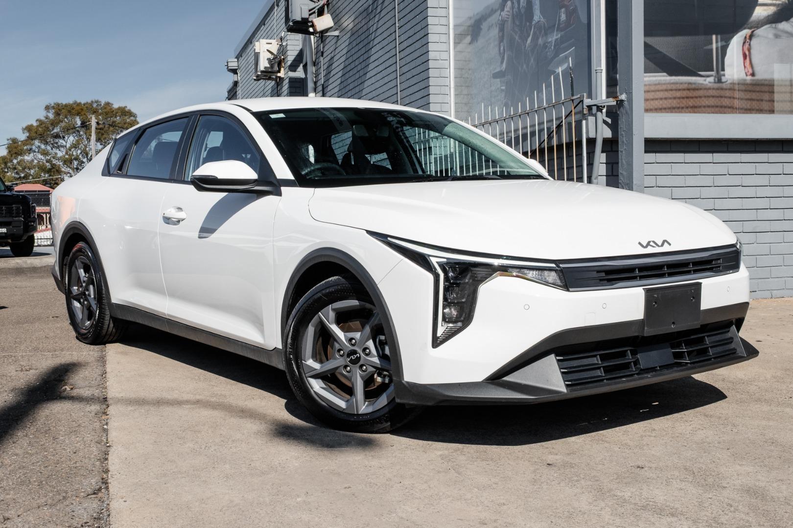 2025 Kia K4 S in Clear White (Ud)