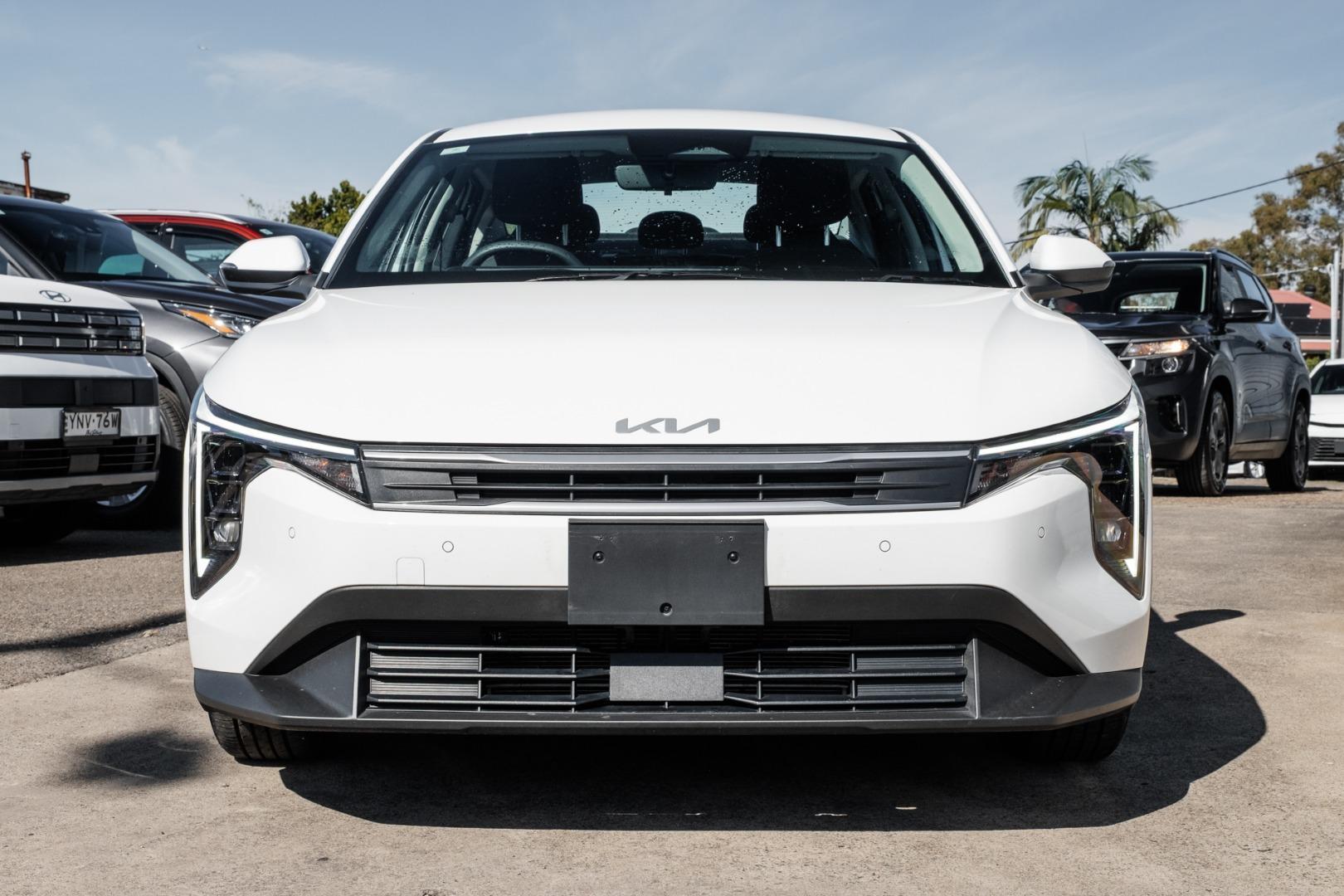 2025 Kia K4 S in Clear White (Ud)