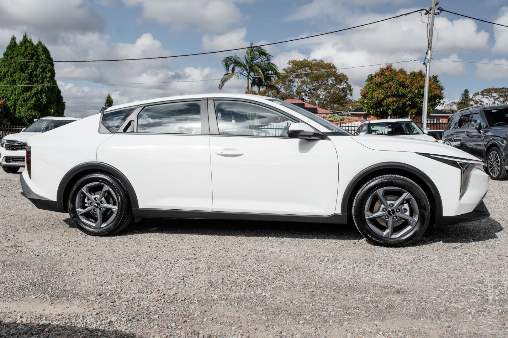 2025 Kia K4 S in Clear White (Ud)