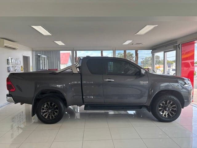 2023 Toyota Hilux SR5 in Silver
