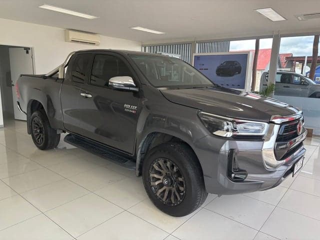 2023 Toyota Hilux SR5 in Silver