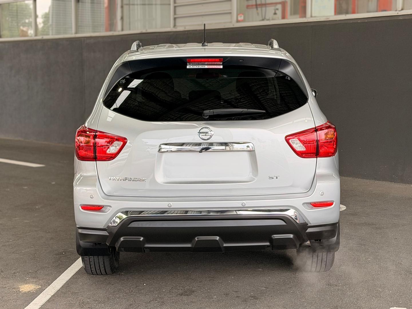 2019 Nissan Pathfinder ST in Silver