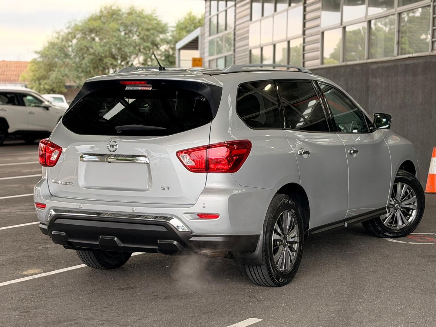 2019 Nissan Pathfinder ST in Silver