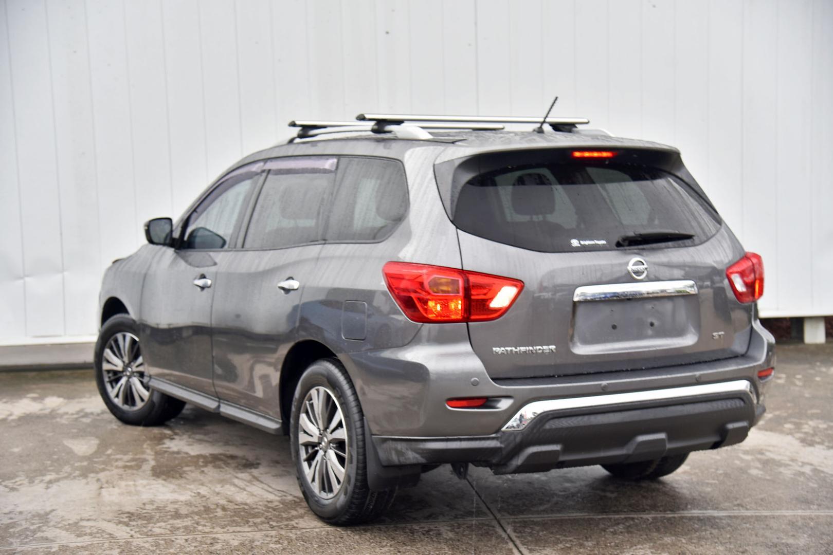 2017 Nissan Pathfinder ST in Grey