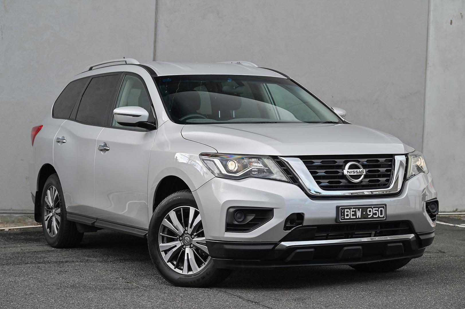 2018 Nissan Pathfinder ST in Silver